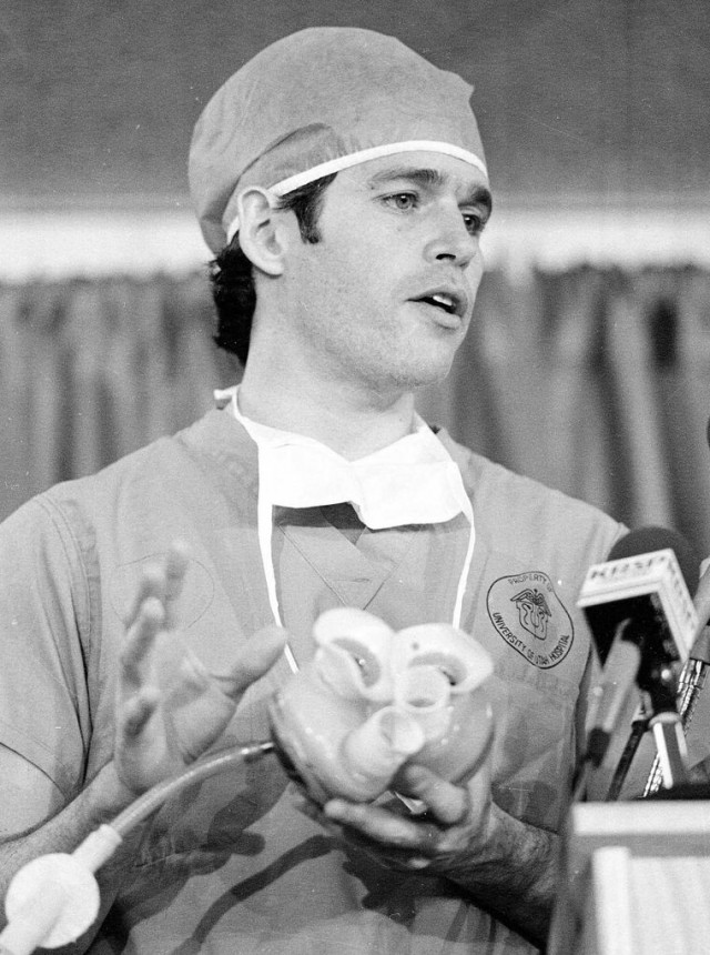 Доктор Роберт Джарвік, винахідник штучного серця Jarvik-7, тримає модель, подібну до тієї, що була імплантована Барні Кларку, Солт-Лейк-Сіті, штат Юта, 3 грудня 1982 року